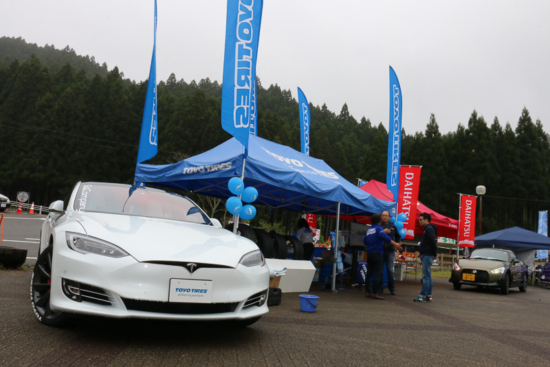 トーヨータイヤのブースでは、車両やタイヤの展示を行なったほか、トーヨータイヤのゆるキャラ「わっくま」やTOYO GIRLSの日比ゆりさん（中央の写真左）、来栖ちえみさん（中央の写真右）