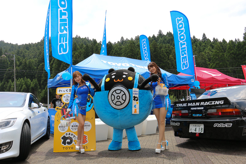 トーヨータイヤのブースでは、車両やタイヤの展示を行なったほか、トーヨータイヤのゆるキャラ「わっくま」やTOYO GIRLSの日比ゆりさん（中央の写真左）、来栖ちえみさん（中央の写真右）