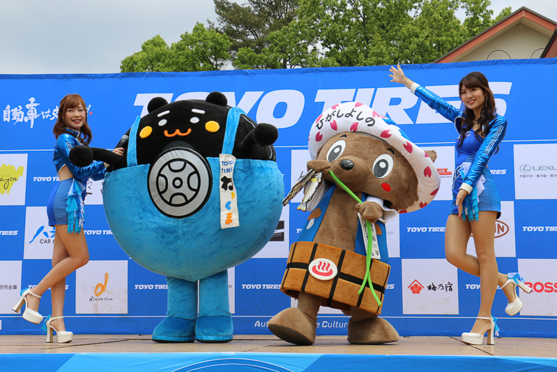 ステージ上でも、東吉野村のマスコットキャラクター「ひよしちゃん」（中央右）といっしょにイベントを盛り上げた