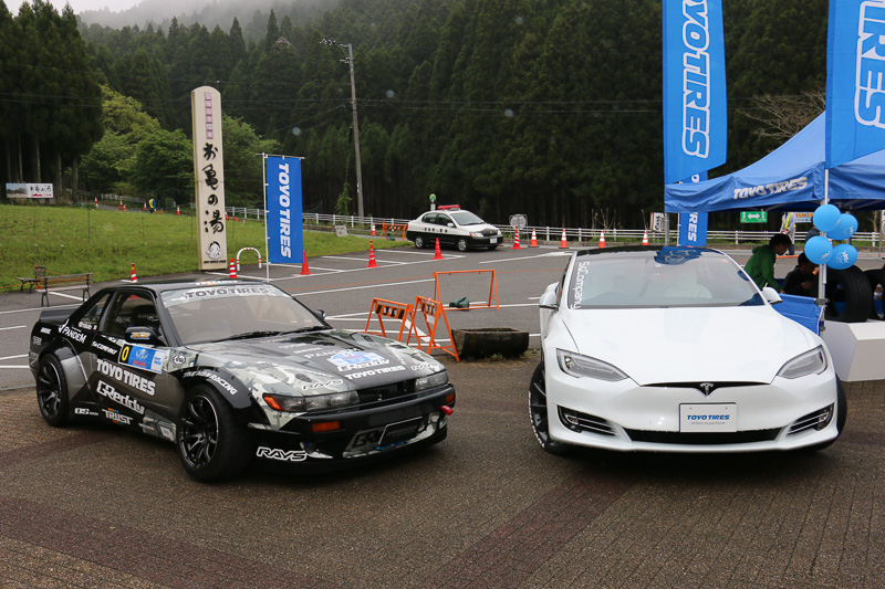 0カーとなったシルビアに加え、テスラ「モデル S」をトーヨータイヤブースで展示