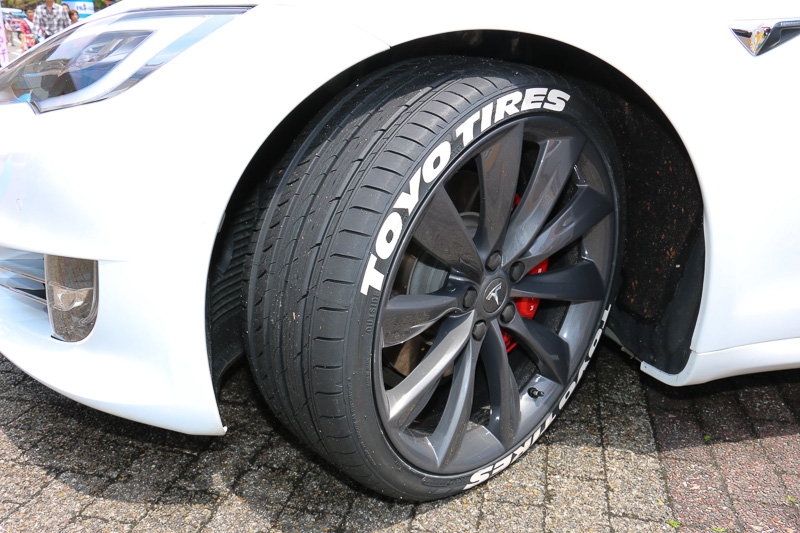 タイヤは「プロクセス T1 Sport」を装着（側面のホワイトレターは展示用）