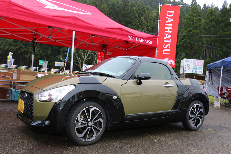奈良ダイハツのブースでは「コペン エクスプレイ」を展示