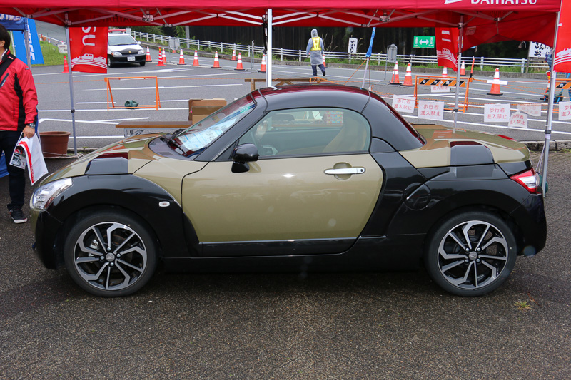 奈良ダイハツのブースでは「コペン エクスプレイ」を展示