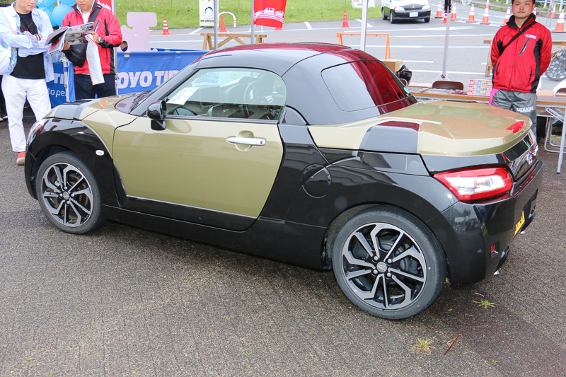 奈良ダイハツのブースでは「コペン エクスプレイ」を展示