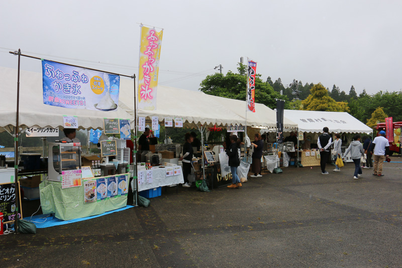 会場内では地元グルメの屋台販売なども実施