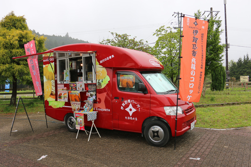 会場内では地元グルメの屋台販売なども実施