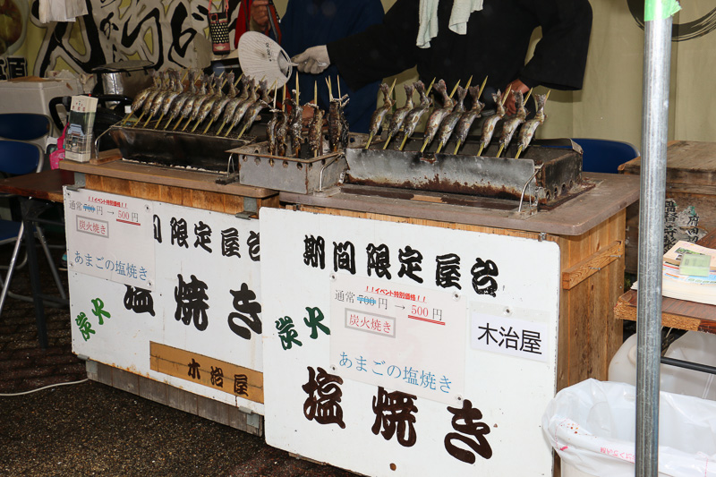 会場内では地元グルメの屋台販売なども実施