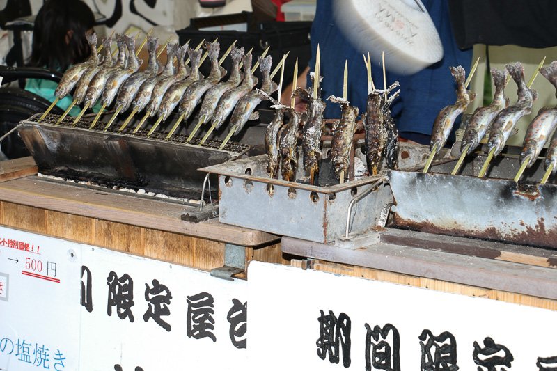 会場内では地元グルメの屋台販売なども実施