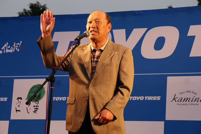 「明日はおそらく天候に恵まれることになると思います。自然豊かな新緑の曽爾高原をクラシックカーで思う存分走っていただきたい。この大会が曽爾村で3回、4回と長く続きますようにみなさまのご支援をいただき、無事に終えられますように心から祈念しております」と前夜祭で挨拶した曽爾村村長の芝田秀数氏