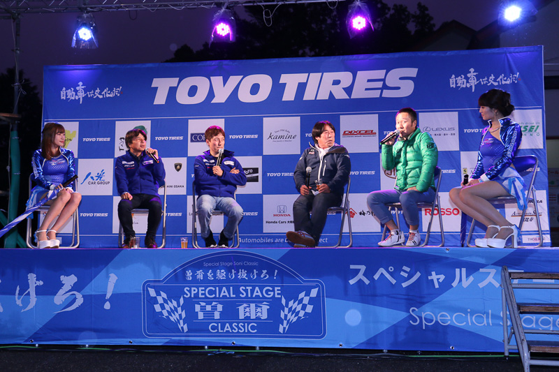 ゲストの3選手とTOYO GIRLSの2人と東洋ゴム工業の菅野氏の6人でトークショーを実施。前夜祭もスタートしてから行なわれたことで、何人かは隣接する「麦の館」で生産されている地ビール「曽爾高原ビール」を片手に参加していた