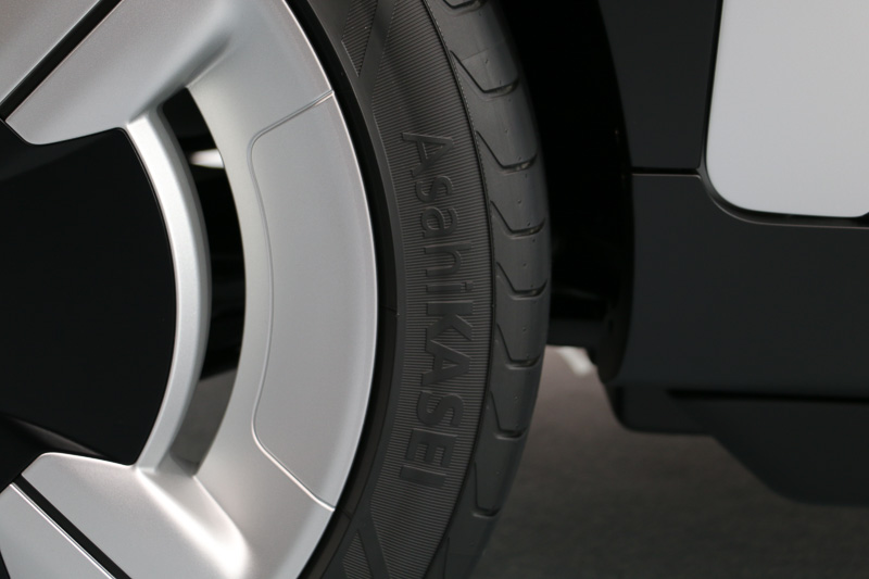 タイヤには「AsahiKASEI」の文字