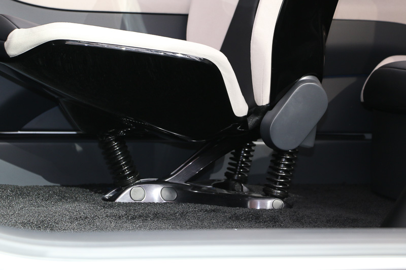 シートを支える台座も特徴的