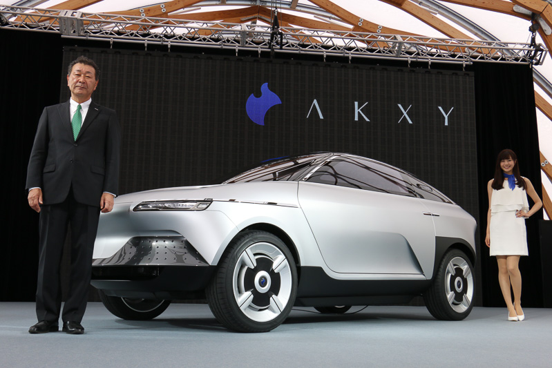 発表会で行なわれたフォトセッション。左は旭化成株式会社 常務執行役員 兼 高機能ポリマー事業本部長 吉田浩氏、右は旭化成グループ キャンペーンガール 大伴理奈さん