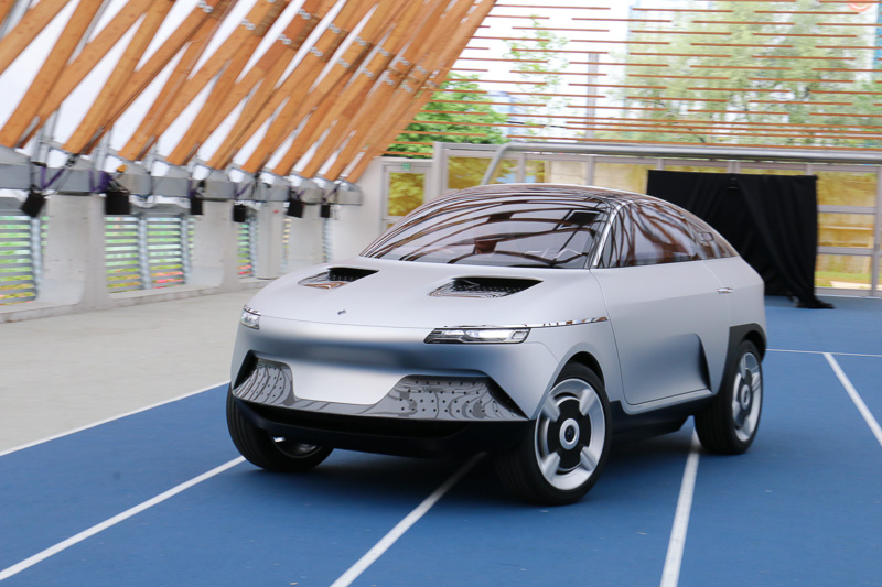 発表会では冒頭に会場後方から登場し、会場前方のステージまで走行を披露した