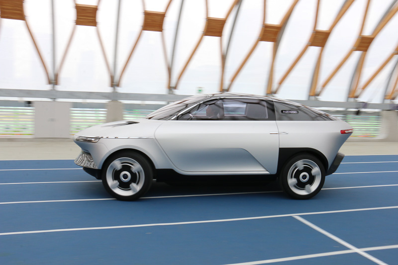 発表会では冒頭に会場後方から登場し、会場前方のステージまで走行を披露した