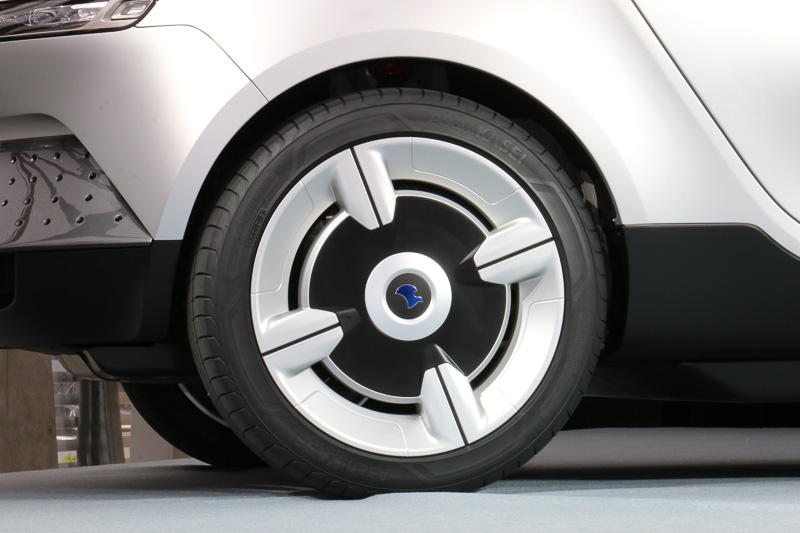 前後235/45 R20というサイズのタイヤ。ゴムは「タフデン（S-SBR：溶液重合型スチレンブタジエンゴム）」、タイヤコードは「レオナ（ナイロン66繊維）」という旭化成グループの技術を使用