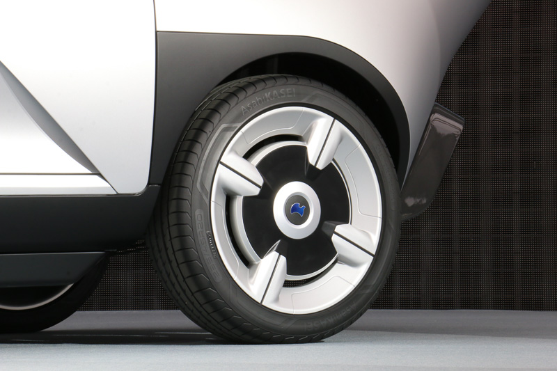 前後235/45 R20というサイズのタイヤ。ゴムは「タフデン（S-SBR：溶液重合型スチレンブタジエンゴム）」、タイヤコードは「レオナ（ナイロン66繊維）」という旭化成グループの技術を使用