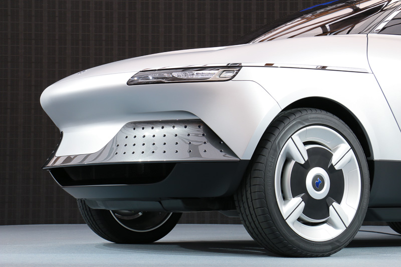 特徴的なフロントマスク。ヘッドライトカバーに「有機無機ハイブリッドコート剤」が塗布され、ランプエクステンションは「ザイロン（変性ポリフェニレンエーテル樹脂）」で構成