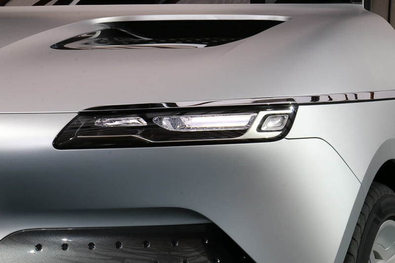 特徴的なフロントマスク。ヘッドライトカバーに「有機無機ハイブリッドコート剤」が塗布され、ランプエクステンションは「ザイロン（変性ポリフェニレンエーテル樹脂）」で構成