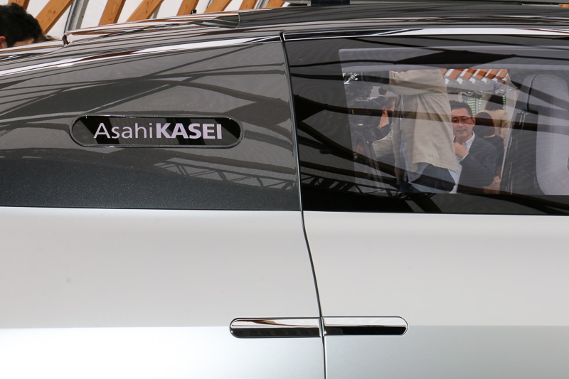 ドアノブを連想させるボディのメッキ部分がドアの電動開閉スイッチとなっている