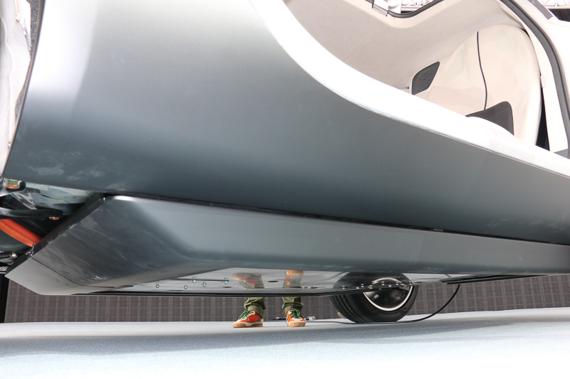 カバーによってフラット化されたフロア下。高電圧用ケーブルであることを示すオレンジ色の被覆も見えている