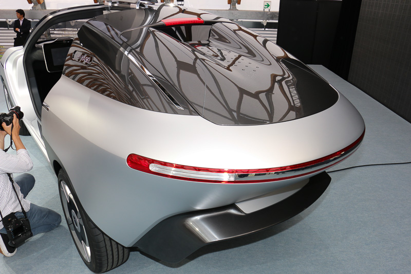 曲線基調で立体的なリアビュー