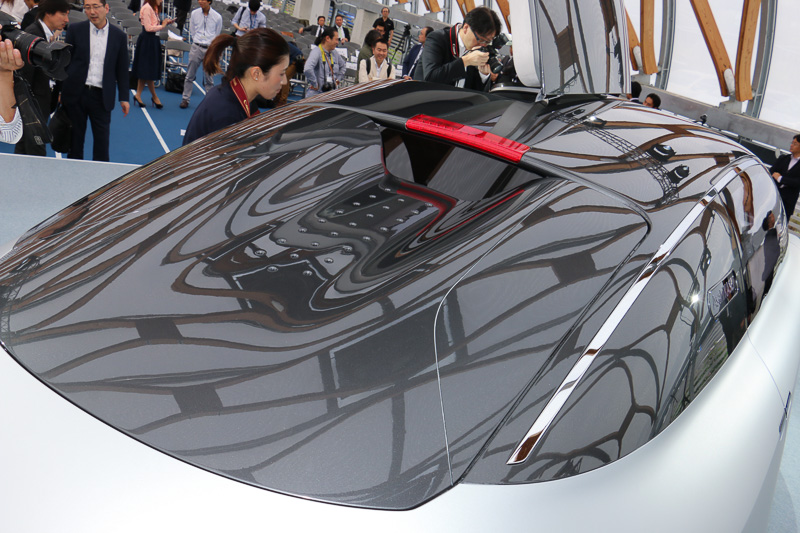 曲線基調で立体的なリアビュー