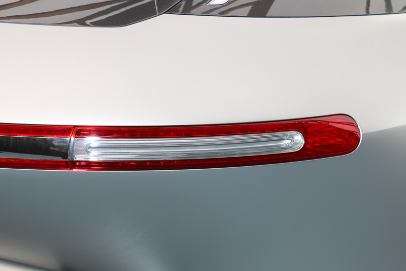 細めのリアコンビネーションランプには「デルペット（PMMA：アクリル樹脂）」を使う