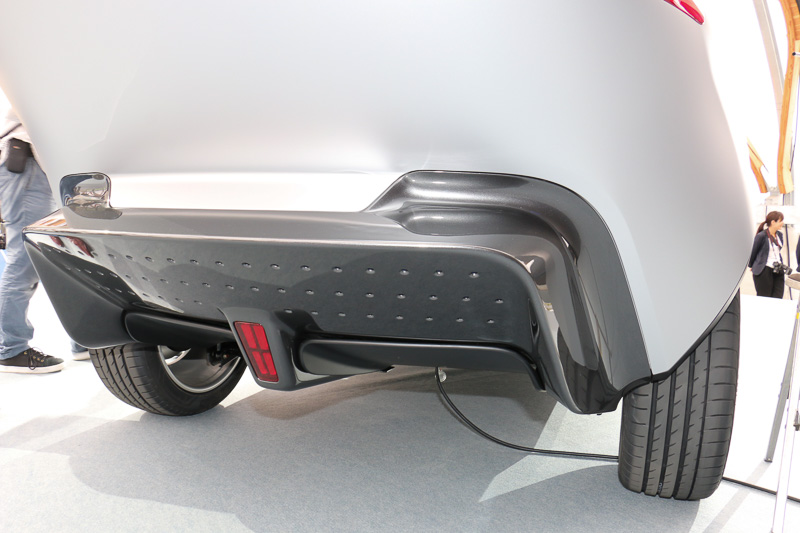 前後バンパーのディンプルはLEDで青く光る