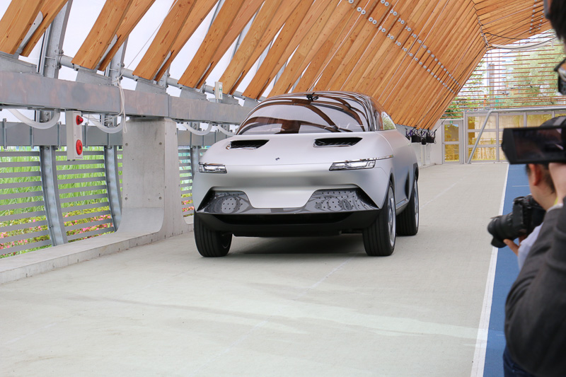 吉田氏は走行デモを行なったAKXYの車内から姿を見せ、そのままプレゼンテーションを行なった