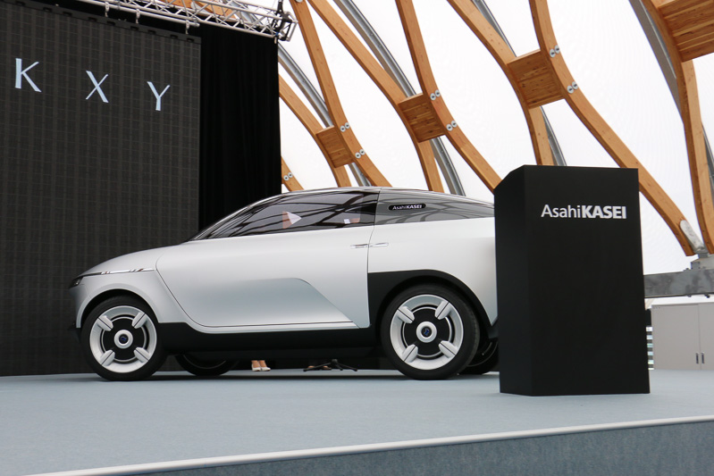 吉田氏は走行デモを行なったAKXYの車内から姿を見せ、そのままプレゼンテーションを行なった