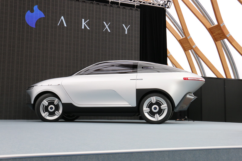 吉田氏は走行デモを行なったAKXYの車内から姿を見せ、そのままプレゼンテーションを行なった