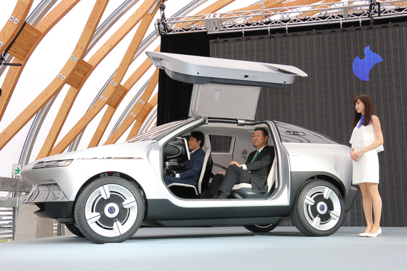 吉田氏は走行デモを行なったAKXYの車内から姿を見せ、そのままプレゼンテーションを行なった