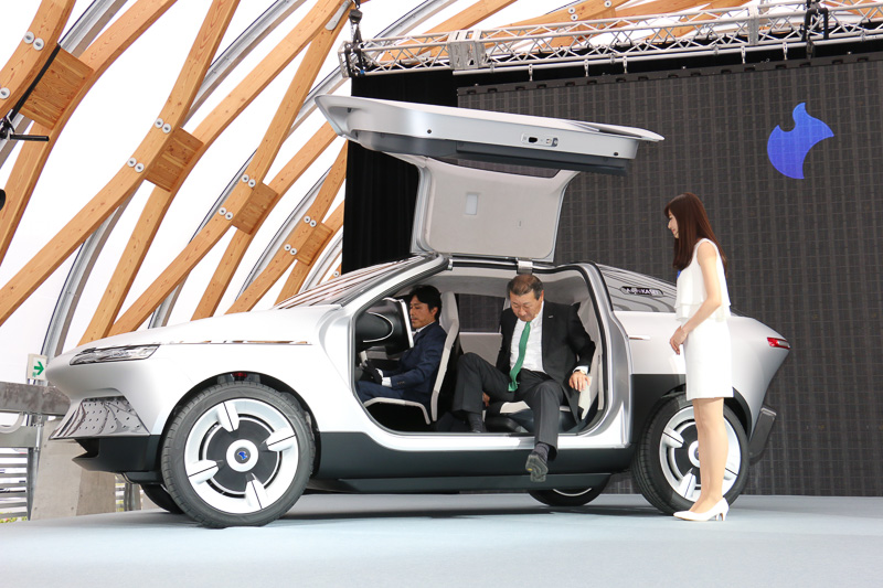 吉田氏は走行デモを行なったAKXYの車内から姿を見せ、そのままプレゼンテーションを行なった