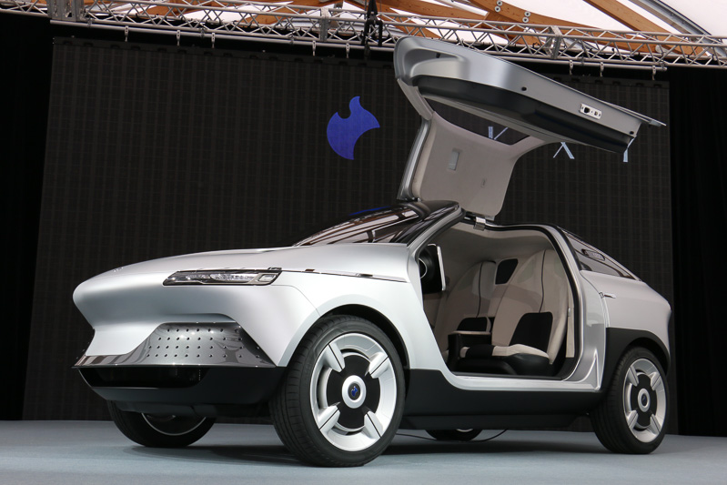 AKXYは変則的なシートレイアウトを採用する3人乗り。運転席側の後席は前後位置が固定され、助手席側は前後にスライドするレールが用意されている