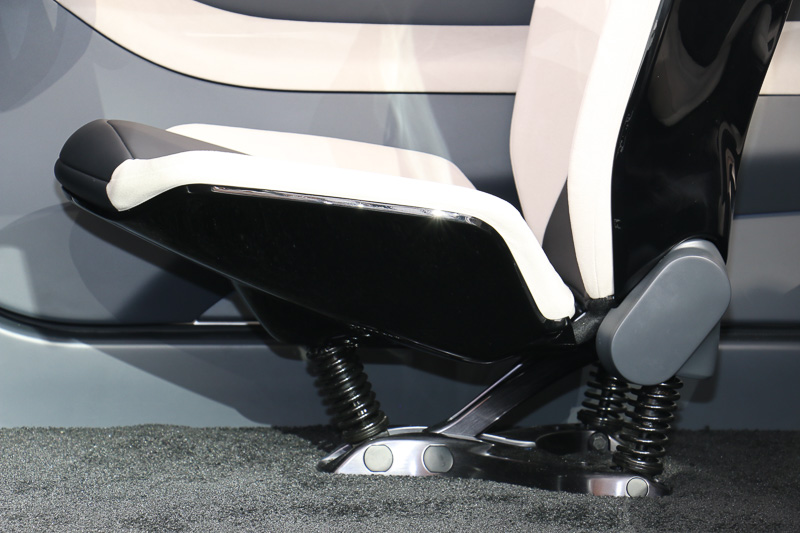 運転席はシートとフロアのあいだにスプリングを設定