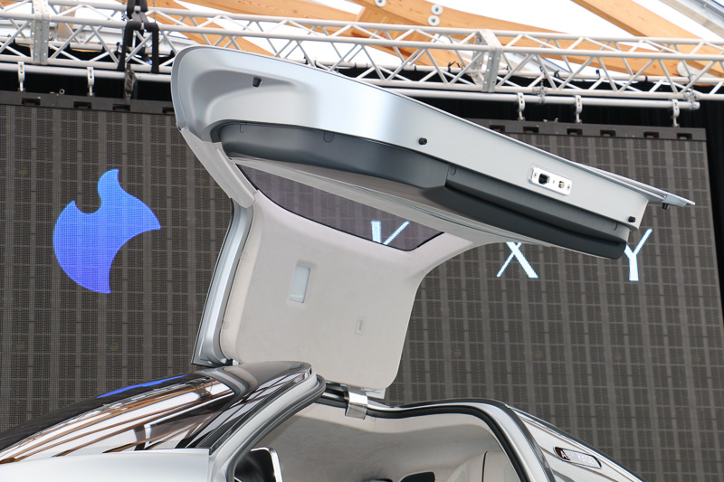 ルーフ中央にガルウイング式ドアのヒンジを設定