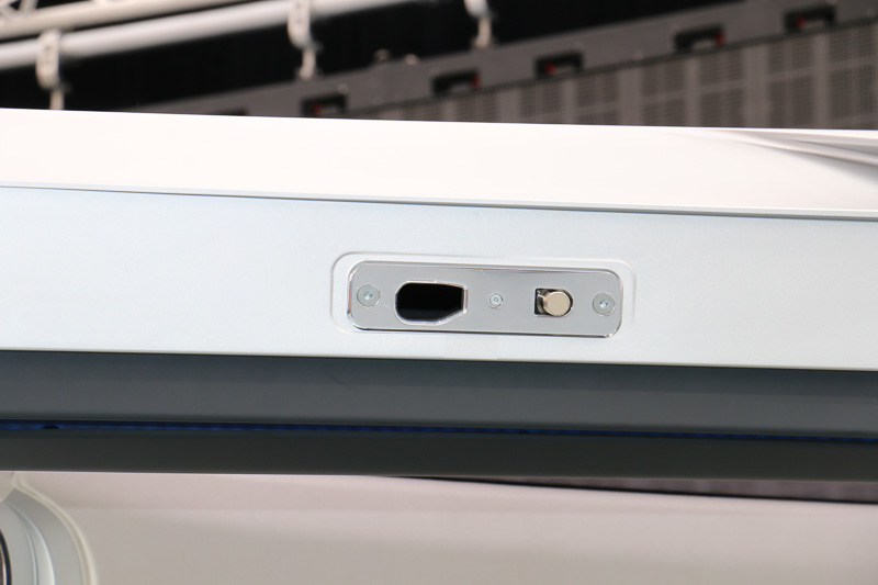 ルーフ中央にガルウイング式ドアのヒンジを設定