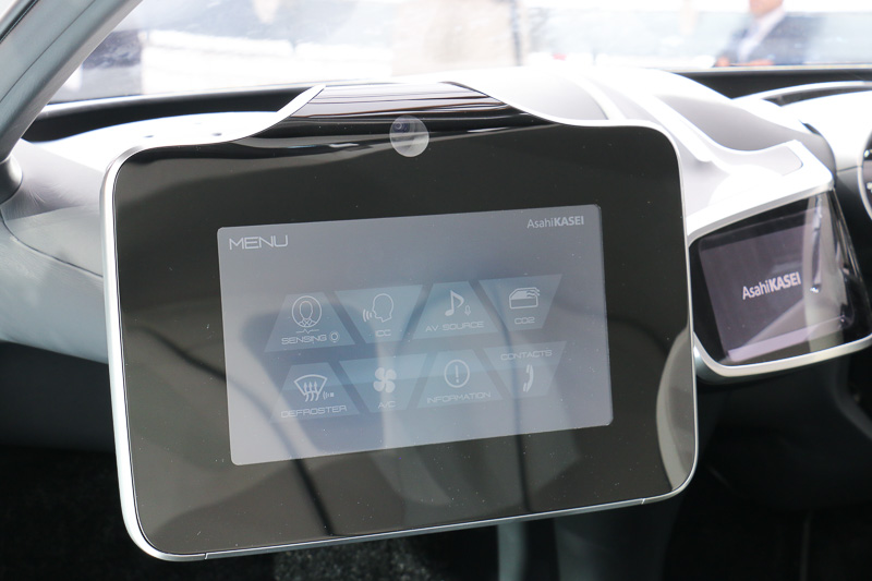 インパネ助手席側に空調やカーAV関連を操作するタッチパネルディスプレイを設置