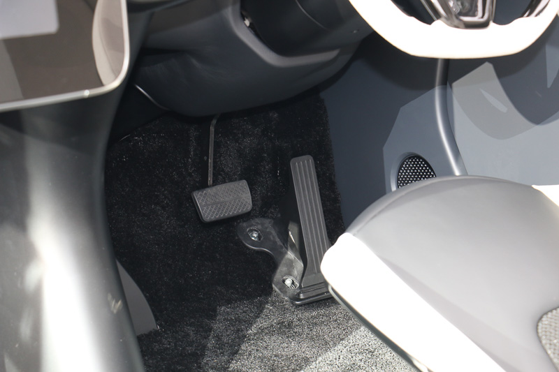 アクセルペダルはオルガン式