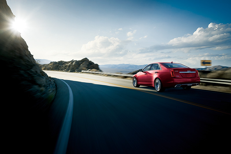 後方カメラの映像をルームミラーで表示する「リアカメラミラー」をクラス初導入