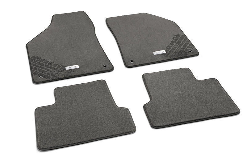 特別装備される「プレミアムフロアマット」