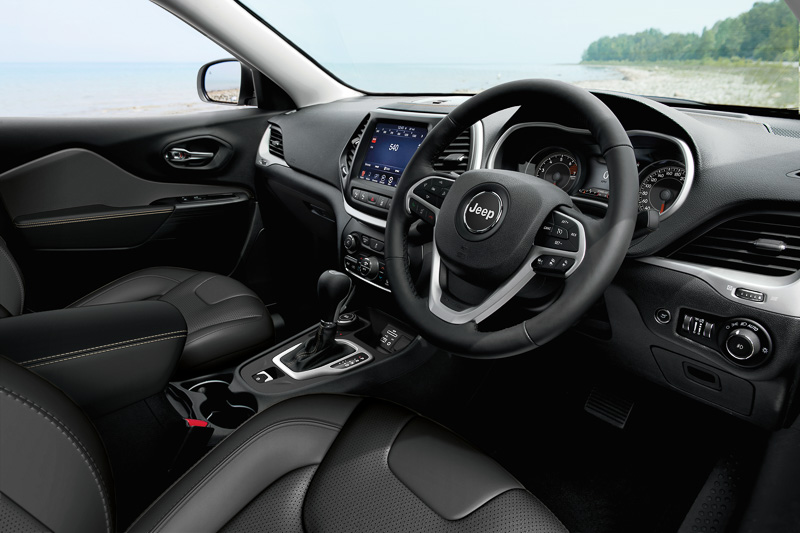 ダイアモンドブラッククリスタルとディープチェリーレッドクリスタルに設定される、ブラックの内装カラーの「モロッコ」