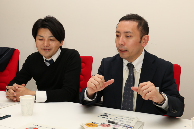 富士通テン株式会社のコーポレートコミュニケーション室 宣伝チームの中村康生氏（左）とコーポレートコミュニケーション室 広報チームの樽井孝介氏（右）の2人が“ドラレコの法的有効性”を紹介