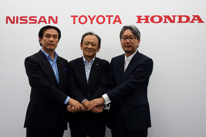 2015年7月に行なわれたトヨタ、日産、ホンダによる水素ステーションの運営支援に関する記者会見でのフォトセッション