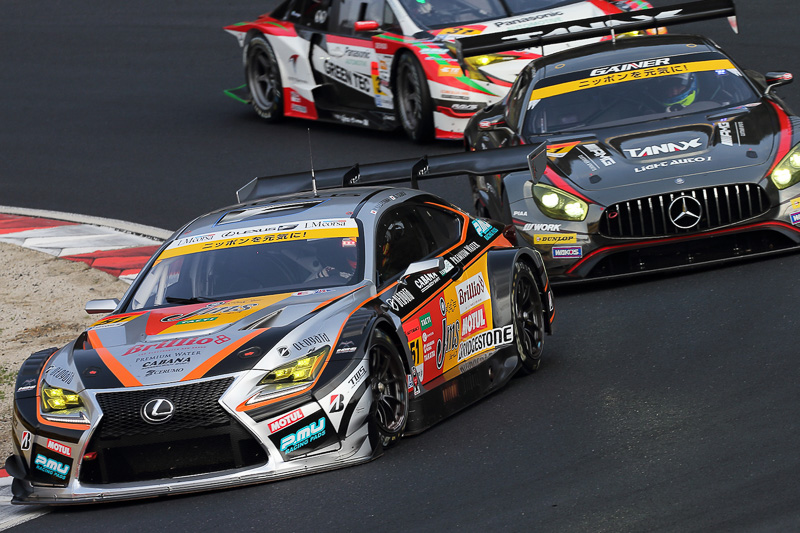 GT300クラスでGT3規定のマシンを使用するRC FとメルセデスSLSによるバトル