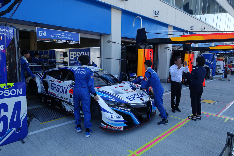 公式練習開始へ向け準備の進むピット。ご近所のピットでは、チームやメーカーの枠を超えてなにやら会話も