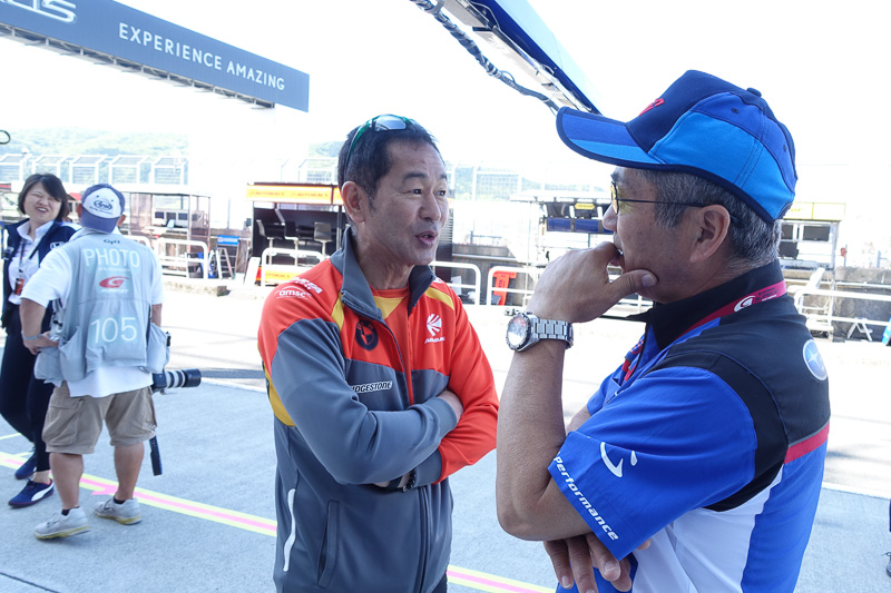 公式練習開始へ向け準備の進むピット。ご近所のピットでは、チームやメーカーの枠を超えてなにやら会話も