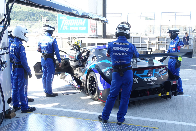 黙祷終了後、乗り込みのアナウンスがサーキットに流れる。100号車に乗り込む山本尚貴選手