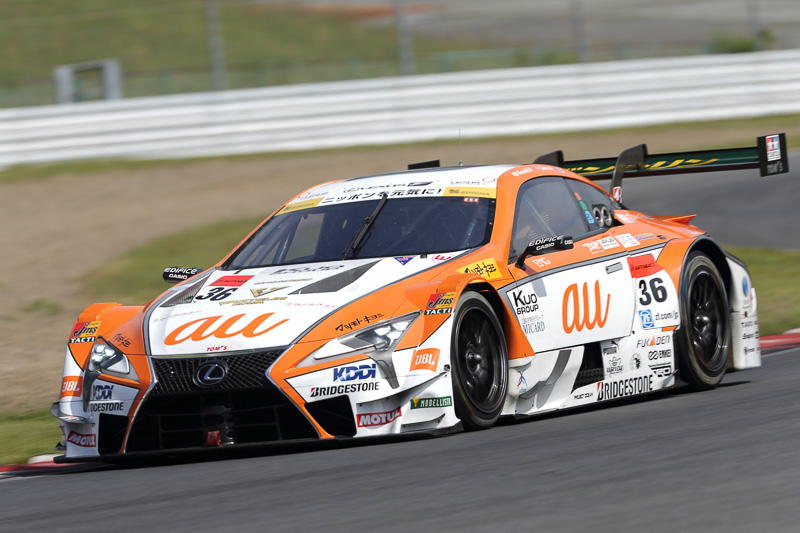 チェッカー直前に中嶋一貴選手のドライブする36号車 au TOM'S LC500がコースアウト